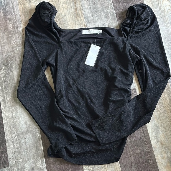 NEW ASTR the Label Black Metallic Rushed  Puff Sleeve Top M - Picture 1 of 3